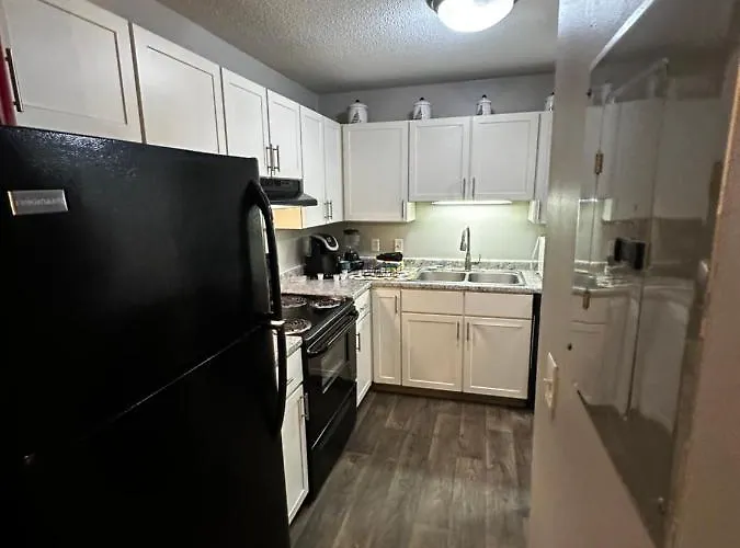 Glamour Homes With Balcony View, Free Champagne, Parking Next To Major Attractions