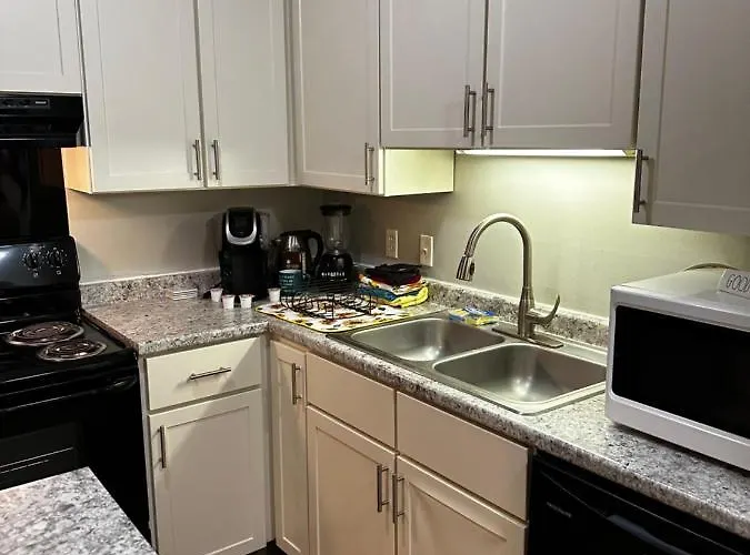 Glamour Homes With Balcony View, Free Champagne, Parking Next To Major Attractions